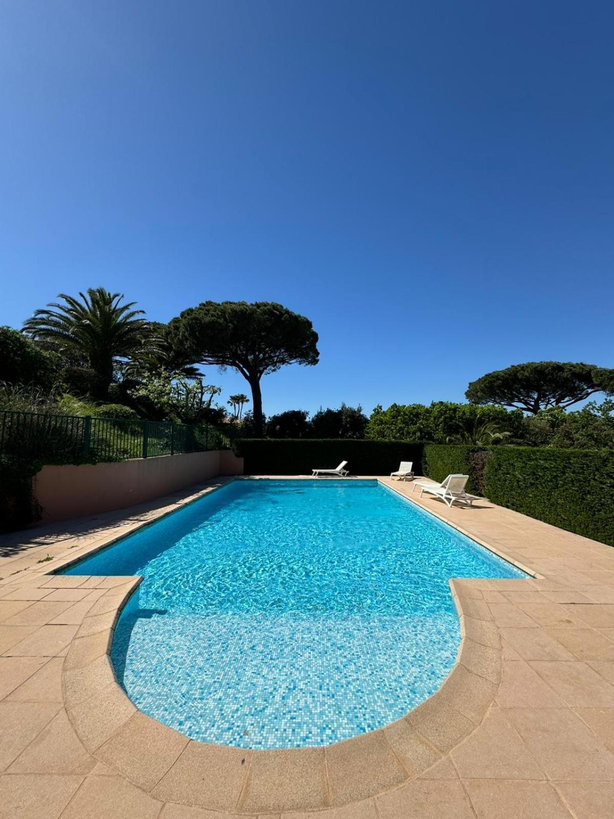 Villa Vue Mer Donnant Sur Le Golfe De St Tropez, 2 Chambres, 6 Pers, Piscine Commune Saint-Tropez Exteriör bild